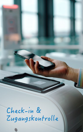 Hand hält Mobiltelfon und scannt code von einem Display. Überschrift: Check-in & Zugangskontrolle.